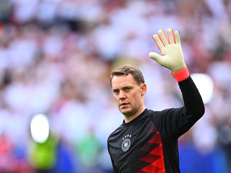 Deutschlands Torhüter Manuel Neuer winkt während der Fußball-EM 2024 zu den Fans.