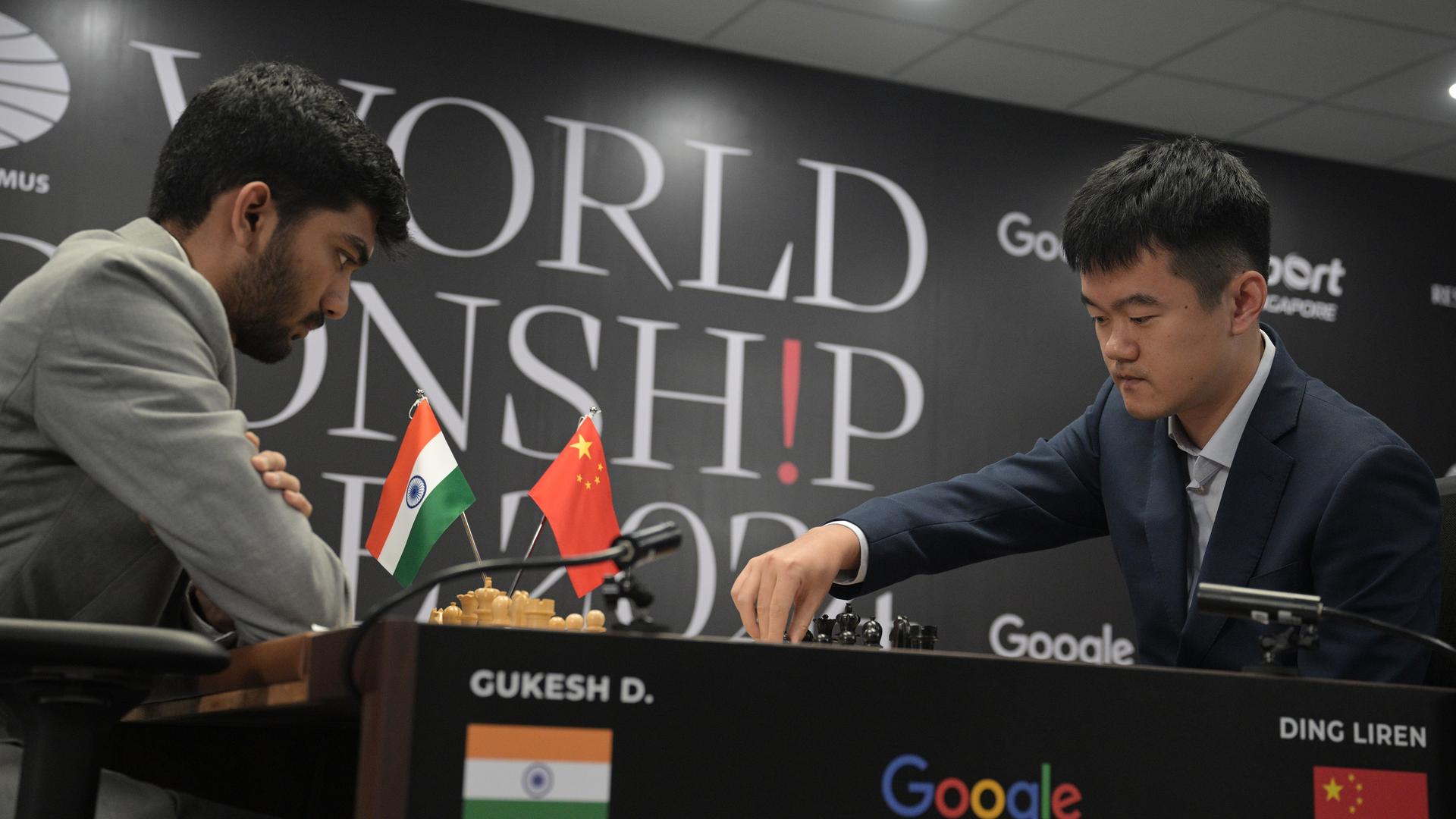 25.11.2024, Singapur: Schach: WM, 1. Partie: Ding Liren (r) spielt gegen Dommaraju Gukesh. 