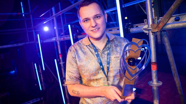 Regisseur Max Gleschinski zeigt seinen Max Ophüls Preis für den besten Spielfilm