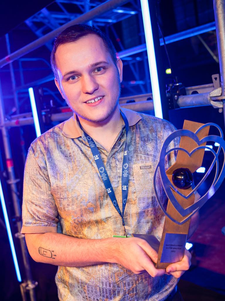 Regisseur Max Gleschinski zeigt seinen Max Ophüls Preis für den besten Spielfilm Regisseur Max Gleschinski zeigt seinen Max Ophüls Preis für den besten Spielfilm
