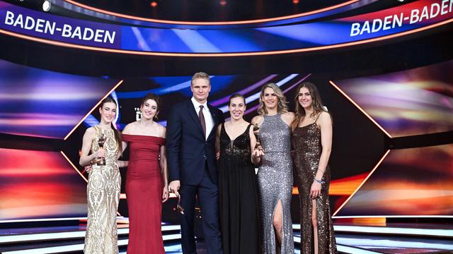 Die Sport-Gymnastin Darja Varfolomeev (l), der Ruderer Oliver Zeidler (3.v.l) und die 3x3-Basketballerinnen Elisa Mevius (2.v.l), Svenja Brunckhorst (M-r), Sonja Greinacher und Marie Reichert stehen auf der Gala für die Wahl "Sportler des Jahres".