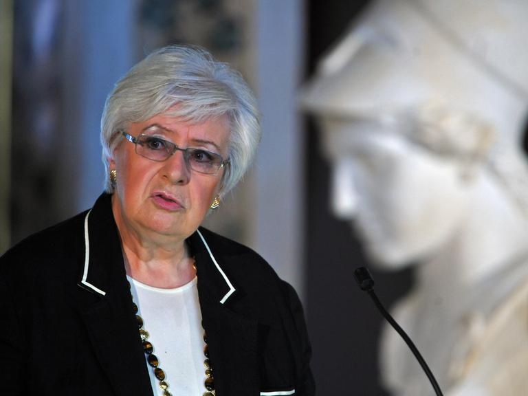 Die Literaturkritikerin Sigrid Löffler in Weimar beim Festakt zur Verleihung der Goethe-Medaillen während ihrer Festrede. 