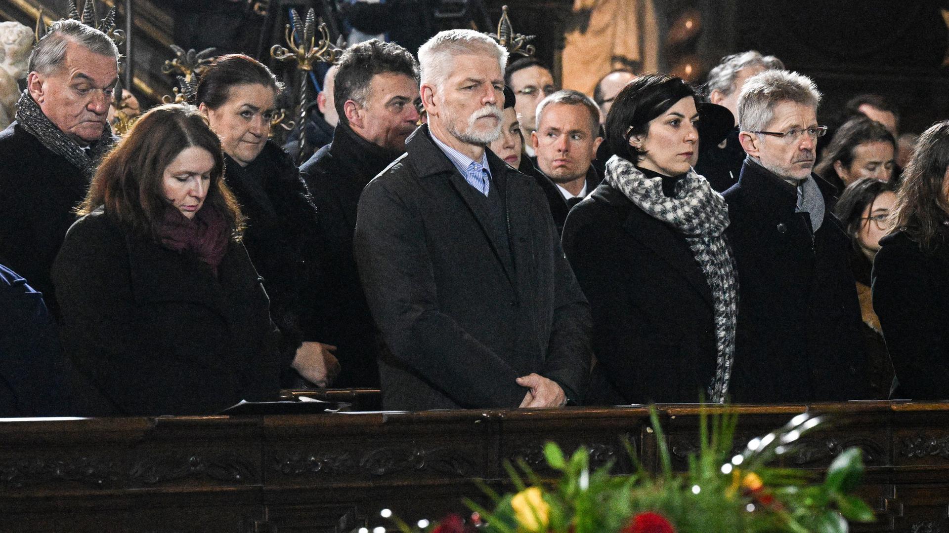 Der tschechische Präsident Petr Pavel (Mitte) bei einem Gedenkgottesdienst nach dem Amoklauf an der Prager Karls-Universität Der tschechische Präsident Petr Pavel (Mitte) bei einem Gedenkgottesdienst nach dem Amoklauf an der Prager Karls-Universität