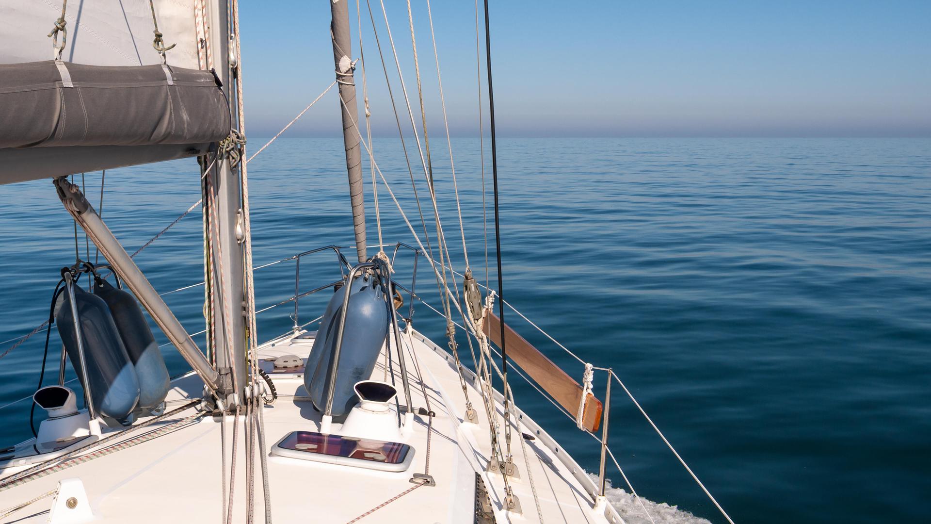 Bug eines Segelboot über offenem Meer.