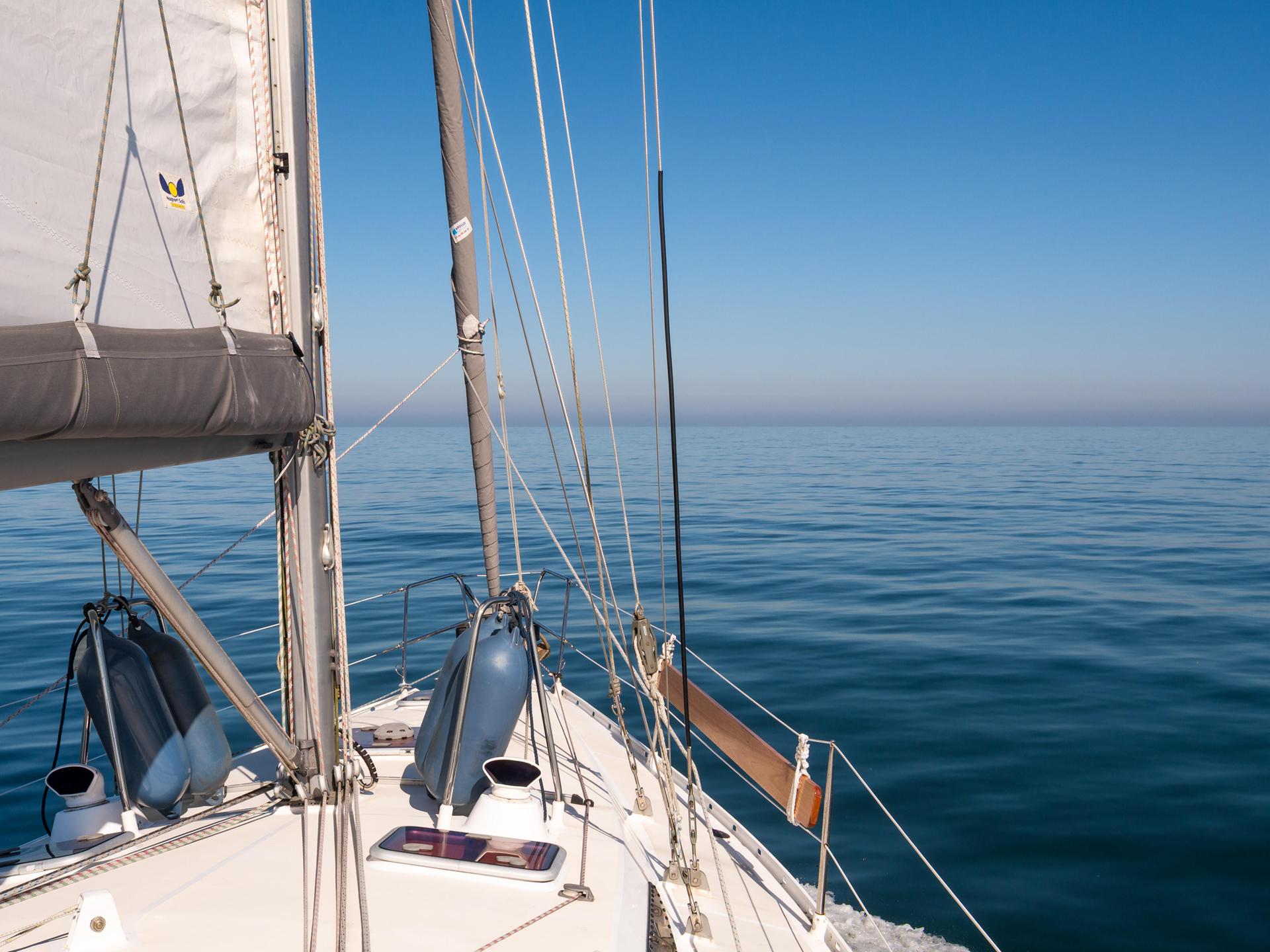 Bug eines Segelboot über offenem Meer.