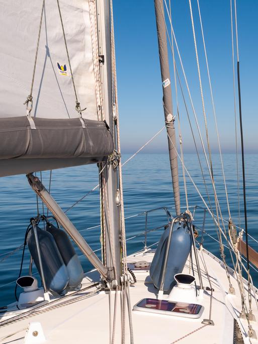 Bug eines Segelboot über offenem Meer.