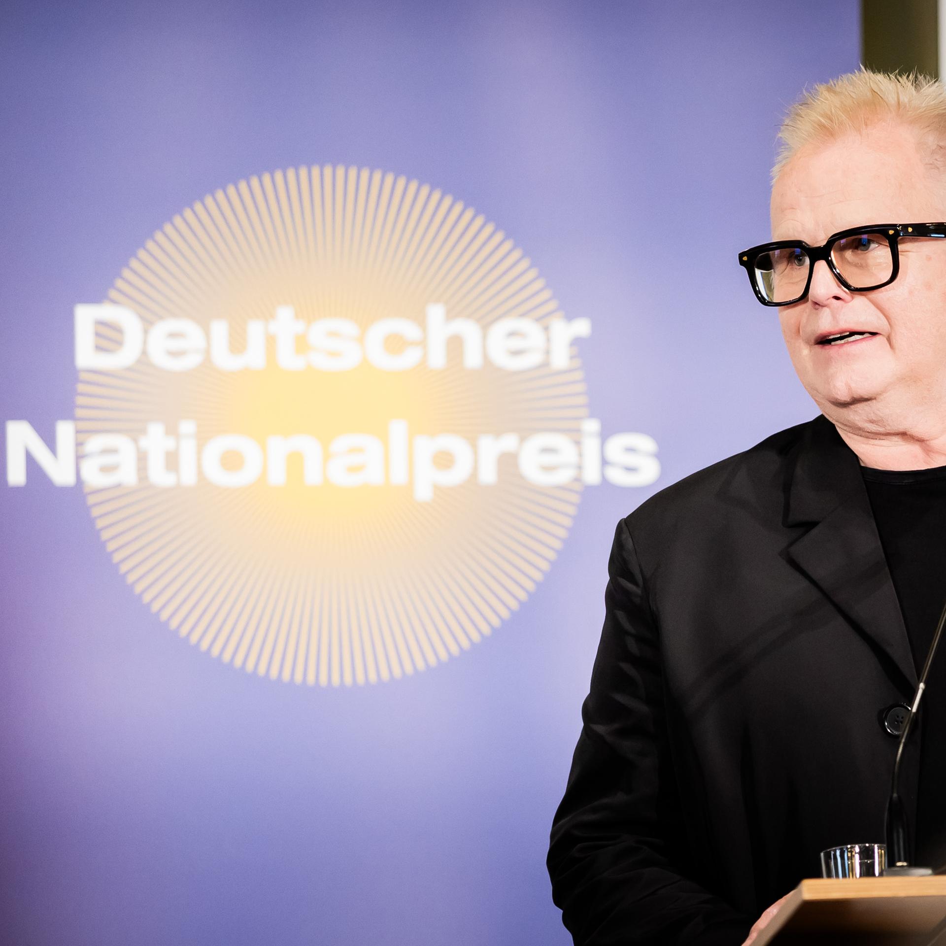 Preisträger Herbert Grönemeyer, Sänger, spricht bei der Verleihung des Deutschen Nationalpreises 2026 in der Französischen Friedrichstadtkirche.