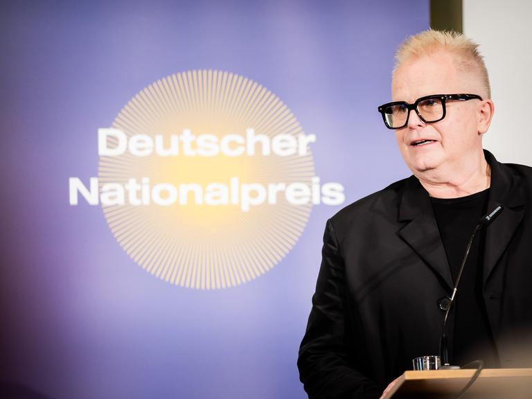 Preisträger Herbert Grönemeyer, Sänger, spricht bei der Verleihung des Deutschen Nationalpreises 2026 in der Französischen Friedrichstadtkirche.