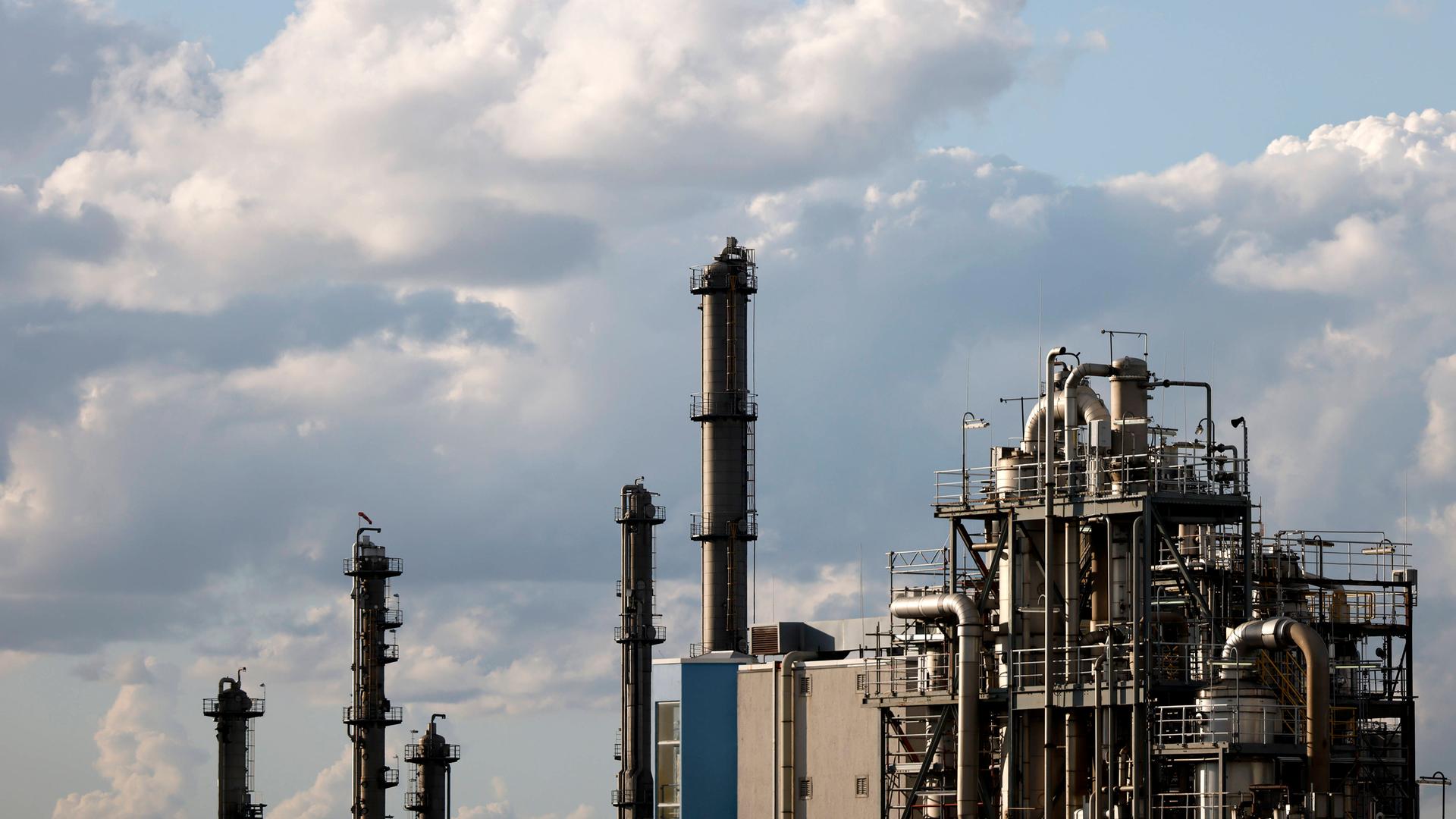 Industrieanlagen der Evonik Industries AG und dahinter LyondellBasell Industries Industrieanlagen der Evonik Industries AG und dahinter LyondellBasell Industries
