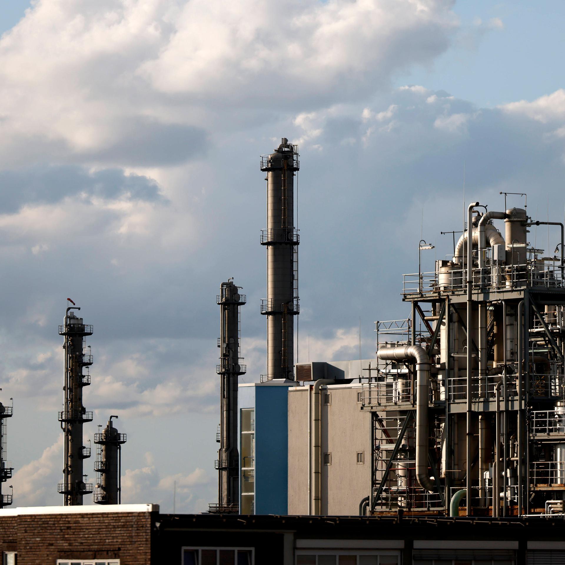 Industrieanlagen der Evonik Industries AG und dahinter LyondellBasell Industries
