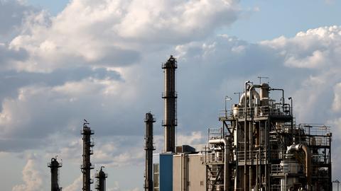 Industrieanlagen der Evonik Industries AG und dahinter LyondellBasell Industries