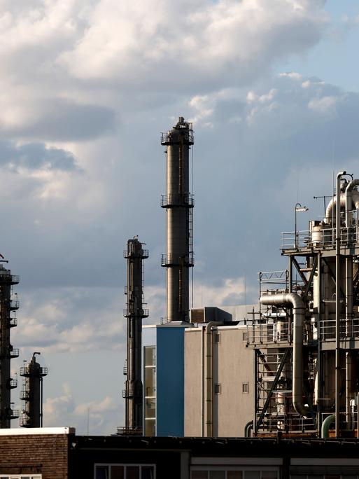 Industrieanlagen der Evonik Industries AG und dahinter LyondellBasell Industries Industrieanlagen der Evonik Industries AG und dahinter LyondellBasell Industries