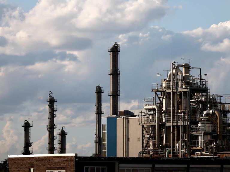 Industrieanlagen der Evonik Industries AG und dahinter LyondellBasell Industries Industrieanlagen der Evonik Industries AG und dahinter LyondellBasell Industries