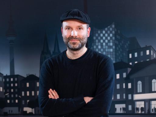 Marc-Uwe Kling, Autor, steht bei einem Fotocall des neuen News-Gemeinschaftsprojekt "Fun Facts"