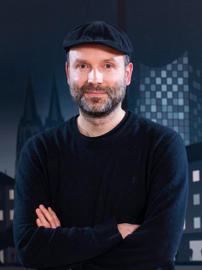 Marc-Uwe Kling, Autor, steht bei einem Fotocall des neuen News-Gemeinschaftsprojekt "Fun Facts"