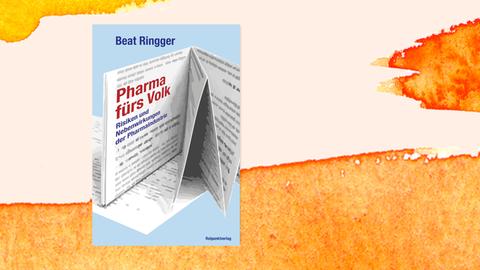 Collage mit dem Cover des Buches "Pharma fürs Volk" des Schweizers Beat Ringger auf orangefarbenem Untergrund. Der Titel des Buches ist leicht schräg in Rot auf einem stilisierten Beipackzettel gedruckt, darunter die Zeile "Risiken und Nebenwirkungen der Pharmaindustrie".