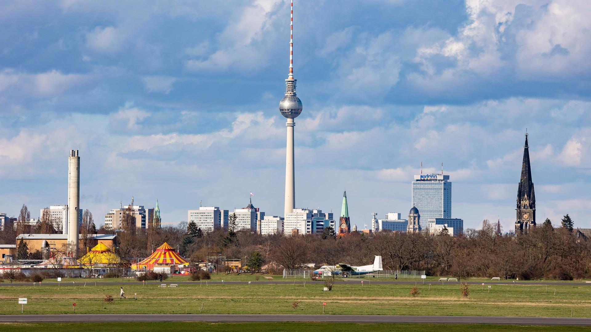 Blick auf dem Rand vom Tempelhofer Feld in Richtung Alexanderplatz in Berlin am 27. März 2023