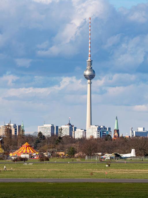 Blick auf dem Rand vom Tempelhofer Feld in Richtung Alexanderplatz in Berlin am 27. März 2023