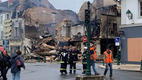 Einsatzkräfte an einem ausgebrannten Gebäude einer Apotheke in Montargis, rund 100 km südlich von Paris.