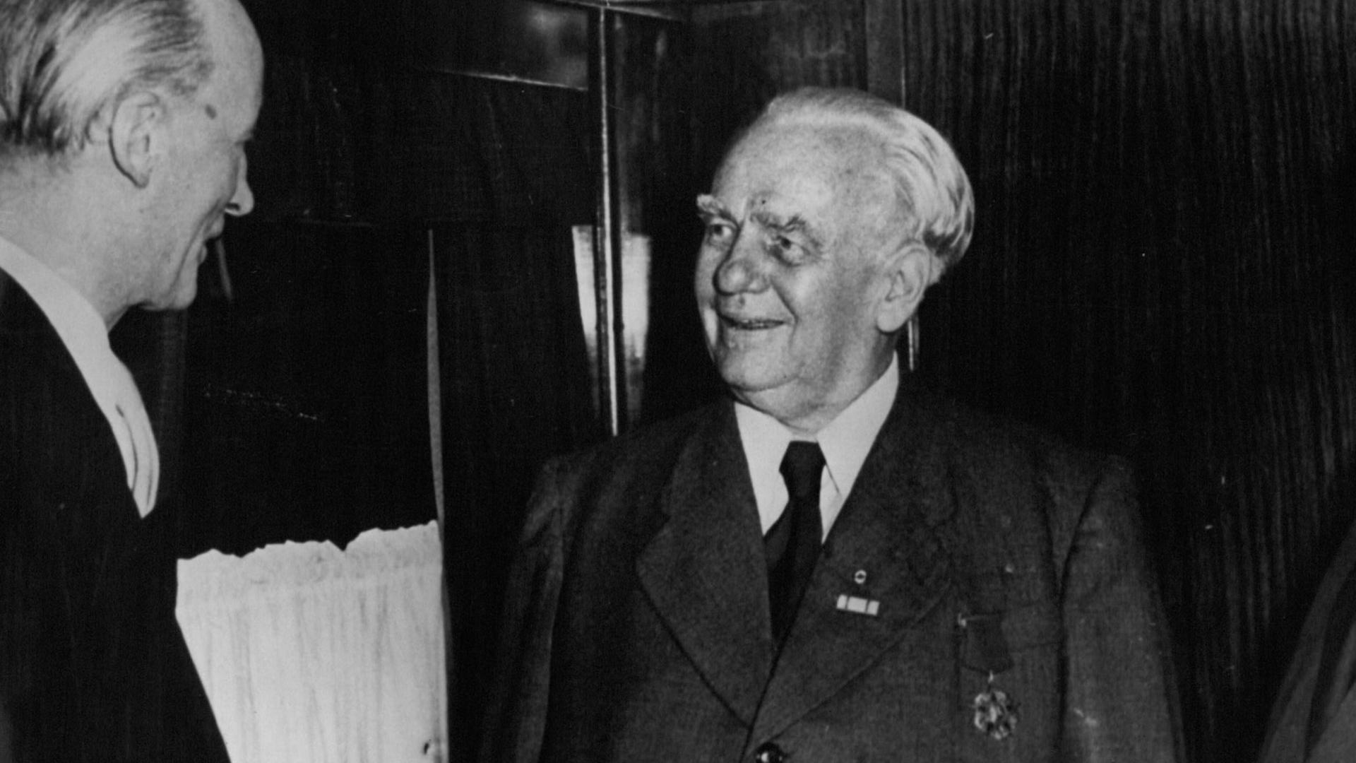 Das Schwarzweiß-Foto zeigt (links) Dieckmann, Präsident des DDR-Landtags, in der Mitte Wilhelm Pieck, DDR-Ministerpräsident, Otto Nuschke (rechts), stellvertretender Ministerpräsident. Das Schwarzweiß-Foto zeigt (links) Dieckmann, Präsident des DDR-Landtags, in der Mitte Wilhelm Pieck, DDR-Ministerpräsident, Otto Nuschke (rechts), stellvertretender Ministerpräsident.