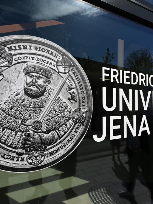 Das Siegel und der Schriftzug der Friedrich-Schiller-Universität Jena Das Siegel und der Schriftzug der Friedrich-Schiller-Universität Jena