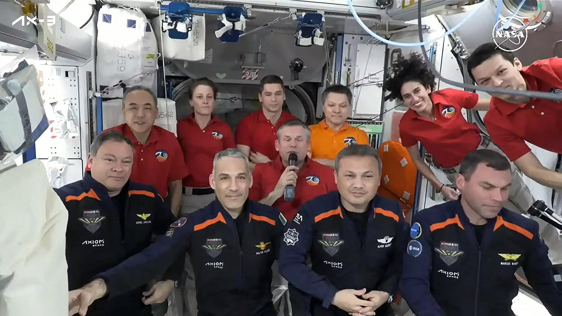 Die Mitglieder der Axion Mission 3 (v.l.n.r., vorne): Michael López-Alegría aus Spanien, Walter Villadei aus Italien, Alper Gezeravci aus der Türkei, Marcus Wandt aus Schweden bei ihrer Ankunft zusammen mit der ISS-Crew.