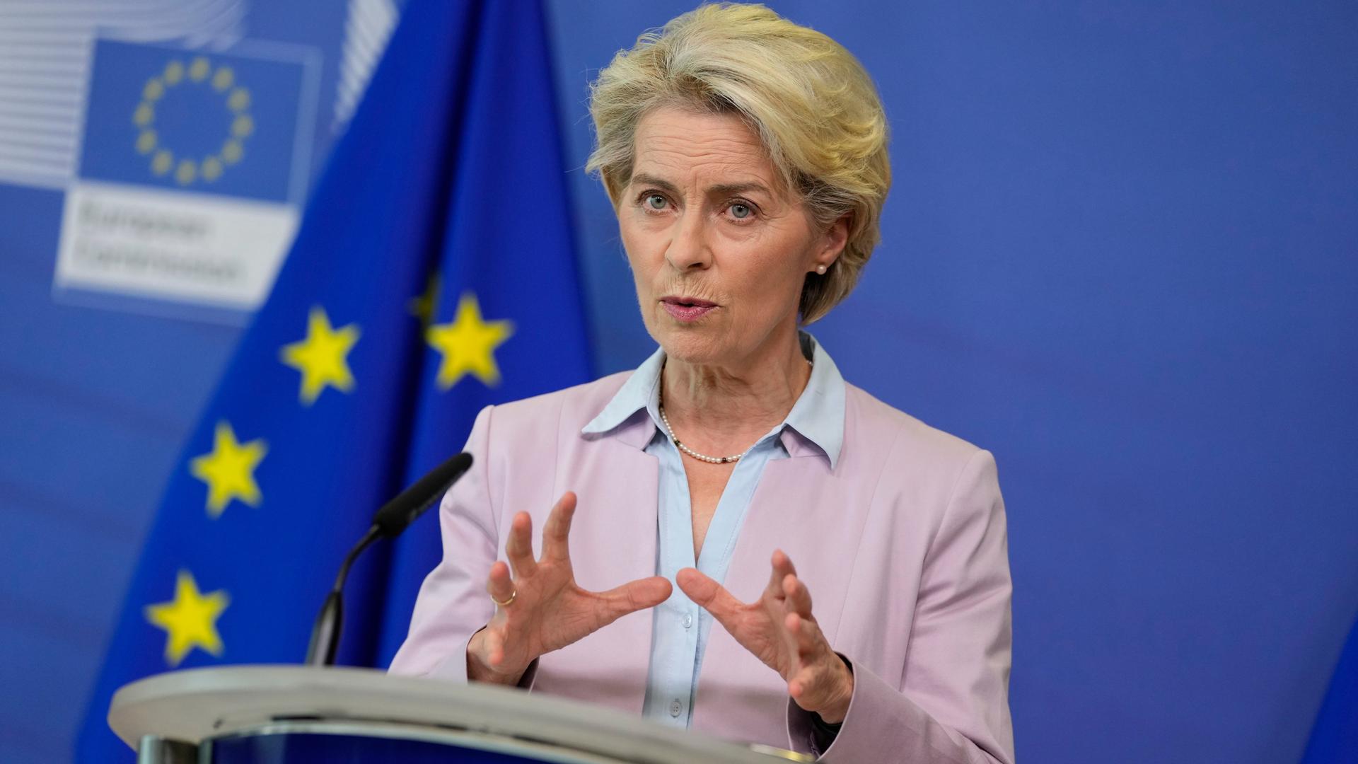 EU-Kommissionspräsidentin Ursula von der Leyen steht hinter einem Rednerpult. Hinter ihr die EU-Fahne.