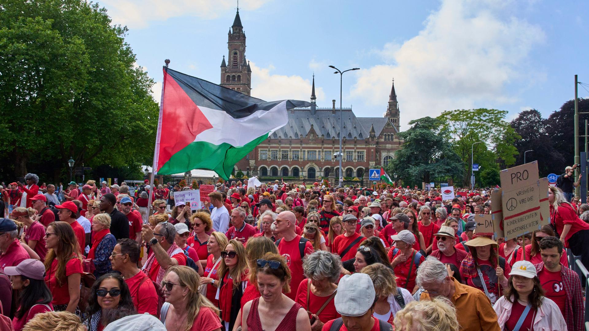 Blick auf eine riesige Menge überwiegend in rot gekleideter Demonstranten. Im Hintergrund der Gerichtshof. Blick auf eine riesige Menge überwiegend in rot gekleideter Demonstranten. Im Hintergrund der Gerichtshof.