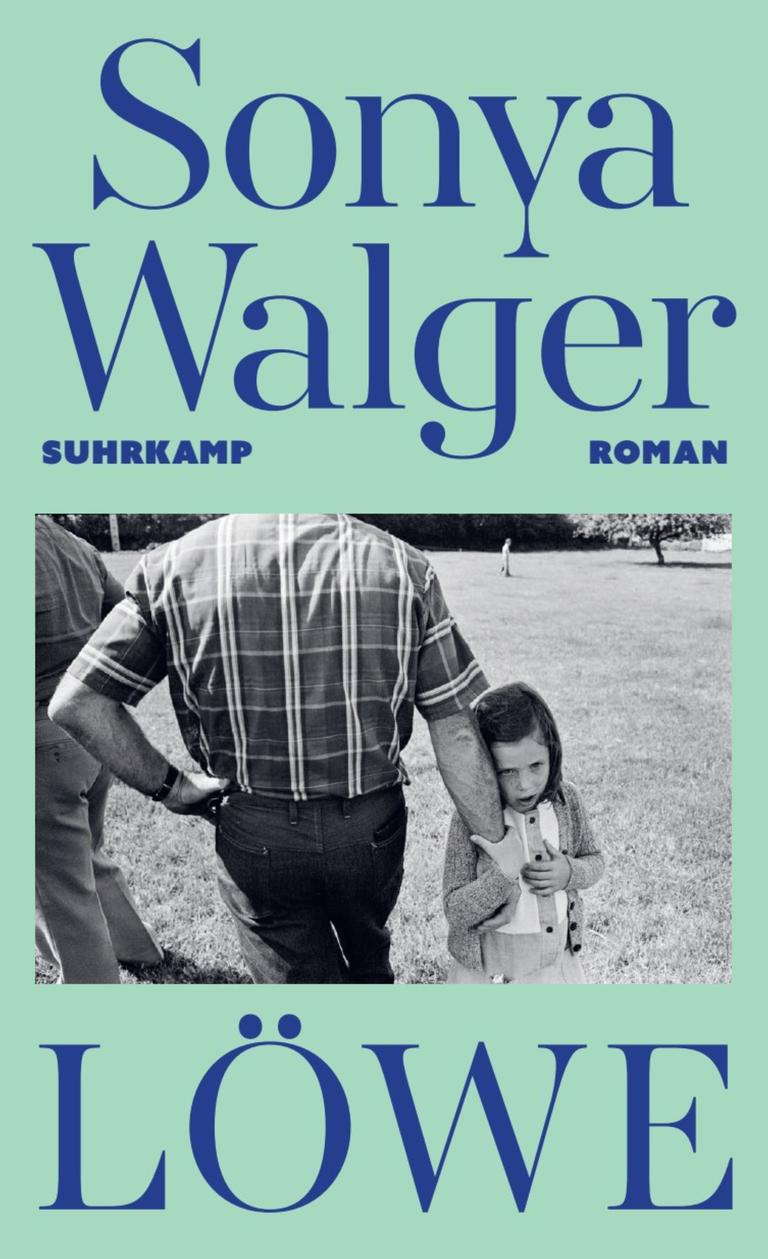 Das Cover des Romans "Löwe" von Sonya Walger zeigt als Hauptmotiv ein junges Mädchen, das sich an den Arm eines Mannes klammert.