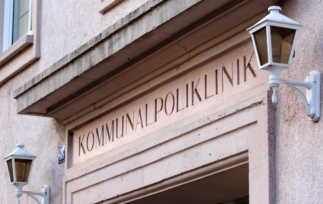 Schriftzug "Kommunalpoliklinik" an einer Hausfassade in Rostock