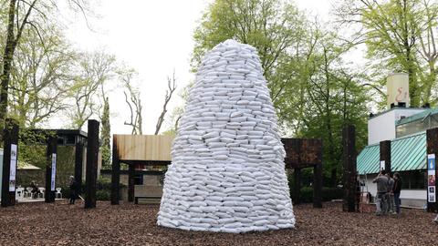 Eine ukrainische Installation aus Sandsäcken auf der Biennale in Venedig. 