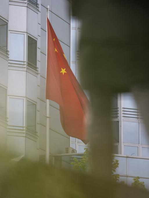 Eine chinesische Flagge weht vor der Botschaft von China in Berlin.