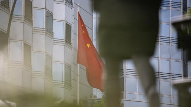 Eine chinesische Flagge weht vor der Botschaft von China in Berlin.