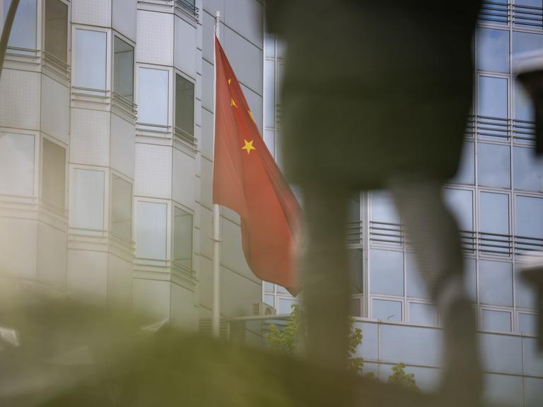 Eine chinesische Flagge weht vor der Botschaft von China in Berlin.