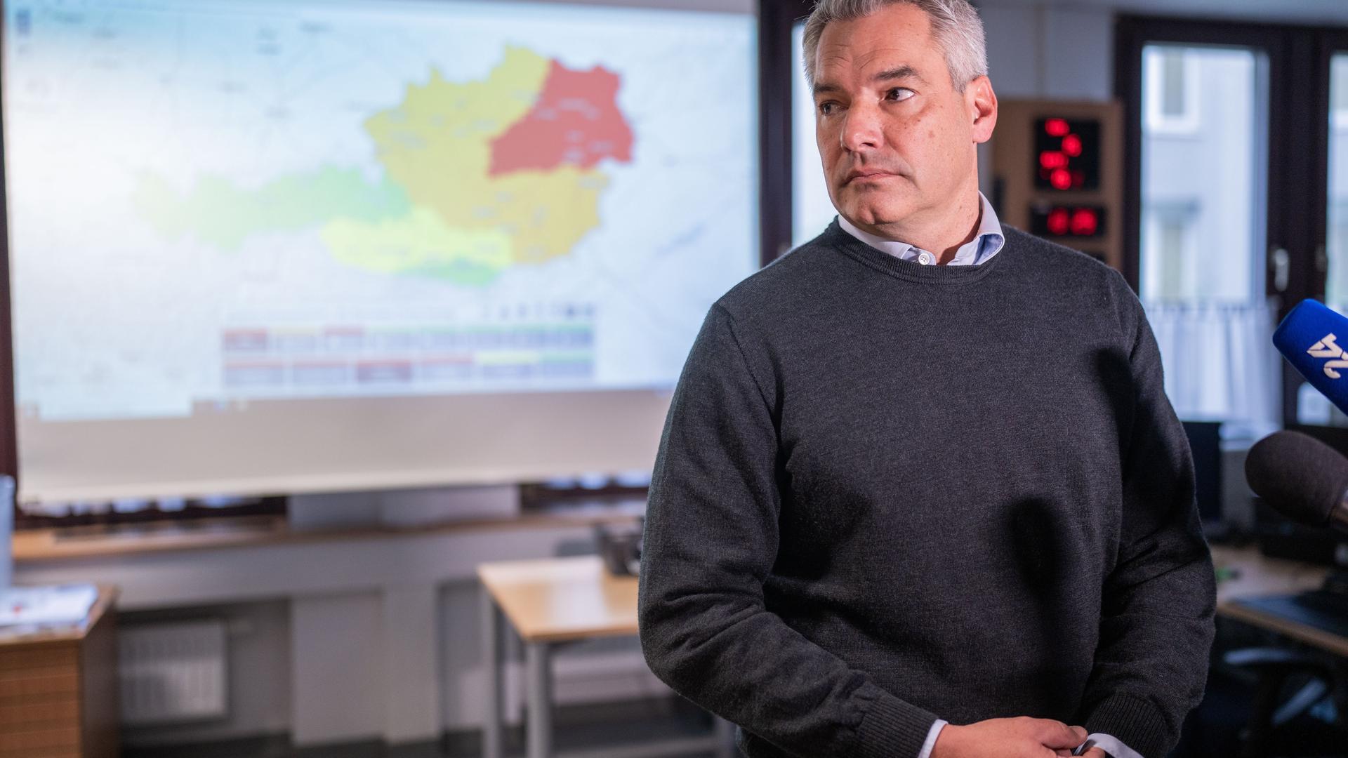 Österreichs Bundeskanzler Karl Nehammer (ÖVP) im Bundeslagezentrum im Innenministerium in Wien.