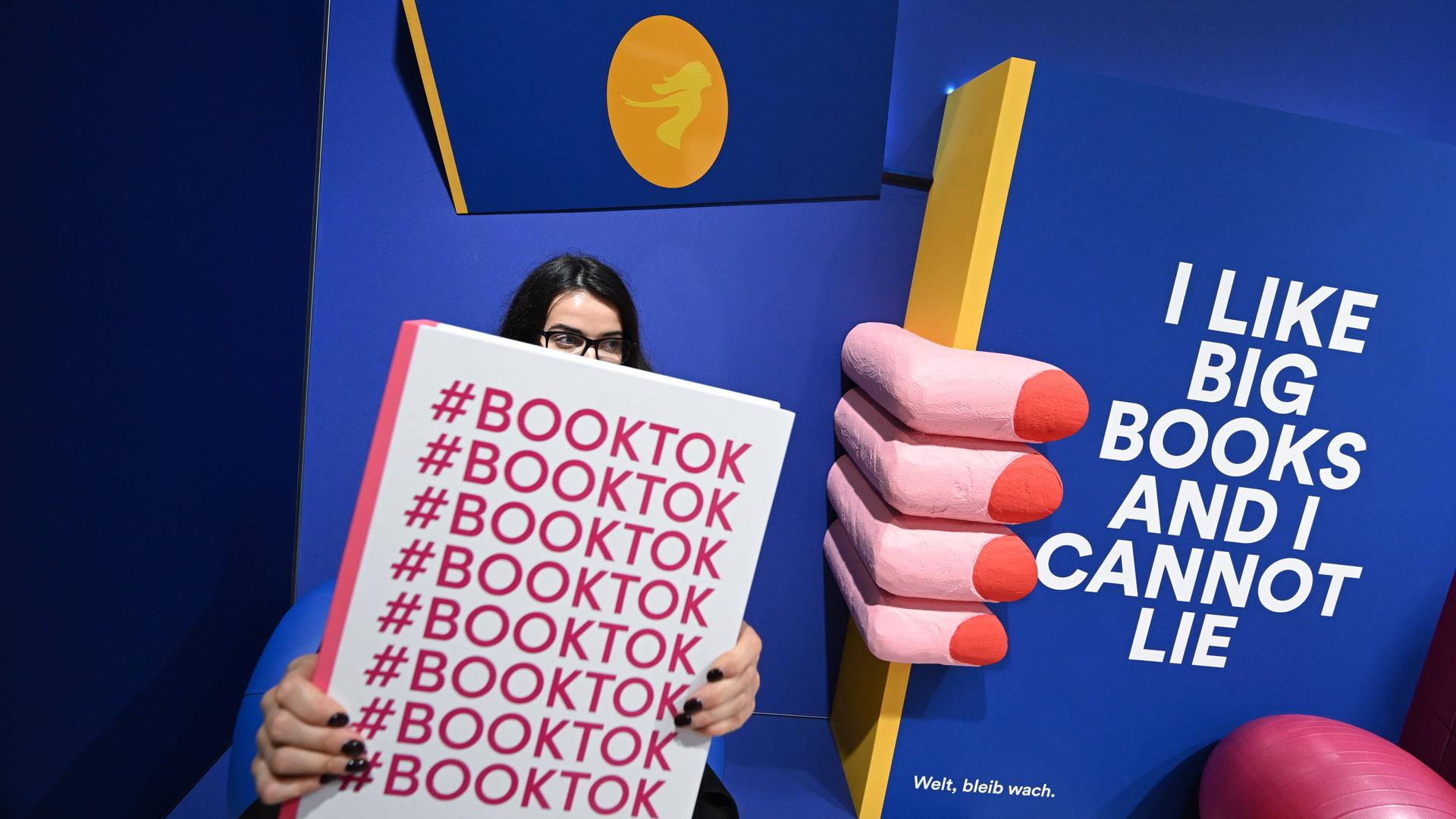 Das Thema BookTok wird auf der Frankfurter Buchmesse am Stand von Thalia in einem bunten Besucherraum visualisiert.