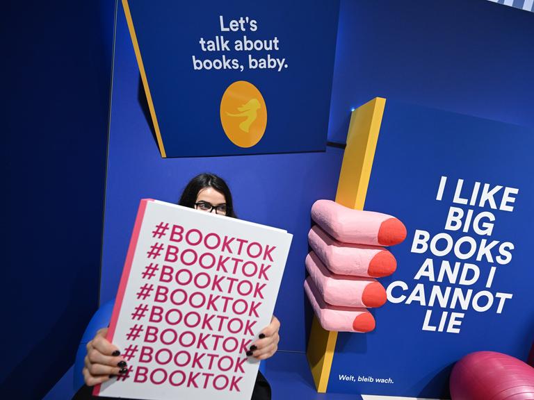 Das Thema BookTok wird auf der Frankfurter Buchmesse am Stand von Thalia in einem bunten Besucherraum visualisiert.
