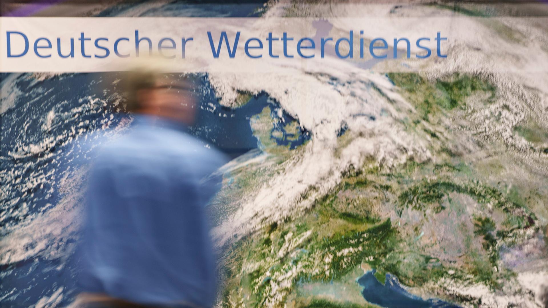 Ein Mann ist in der Bundesbehörde des Deutschen Wetterdienstes vor einer Abbildung Europas unterwegs. Ein Mann ist in der Bundesbehörde des Deutschen Wetterdienstes vor einer Abbildung Europas unterwegs.