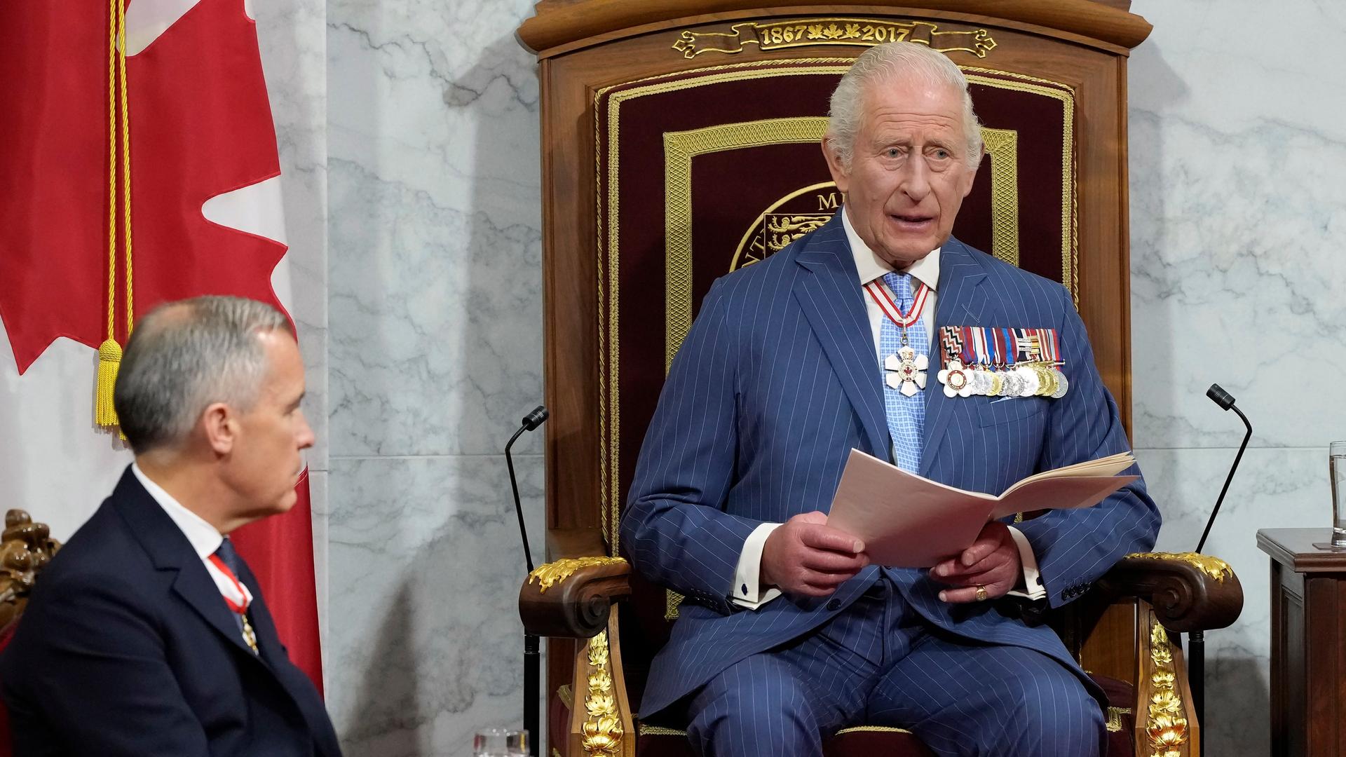 König Charles III. von Großbritannien hält seine Thronrede neben Kanadas Premierminister Mark Carney (l) im Senat in Ottawa, Kanada. König Charles III. von Großbritannien hält seine Thronrede neben Kanadas Premierminister Mark Carney (l) im Senat in Ottawa, Kanada.