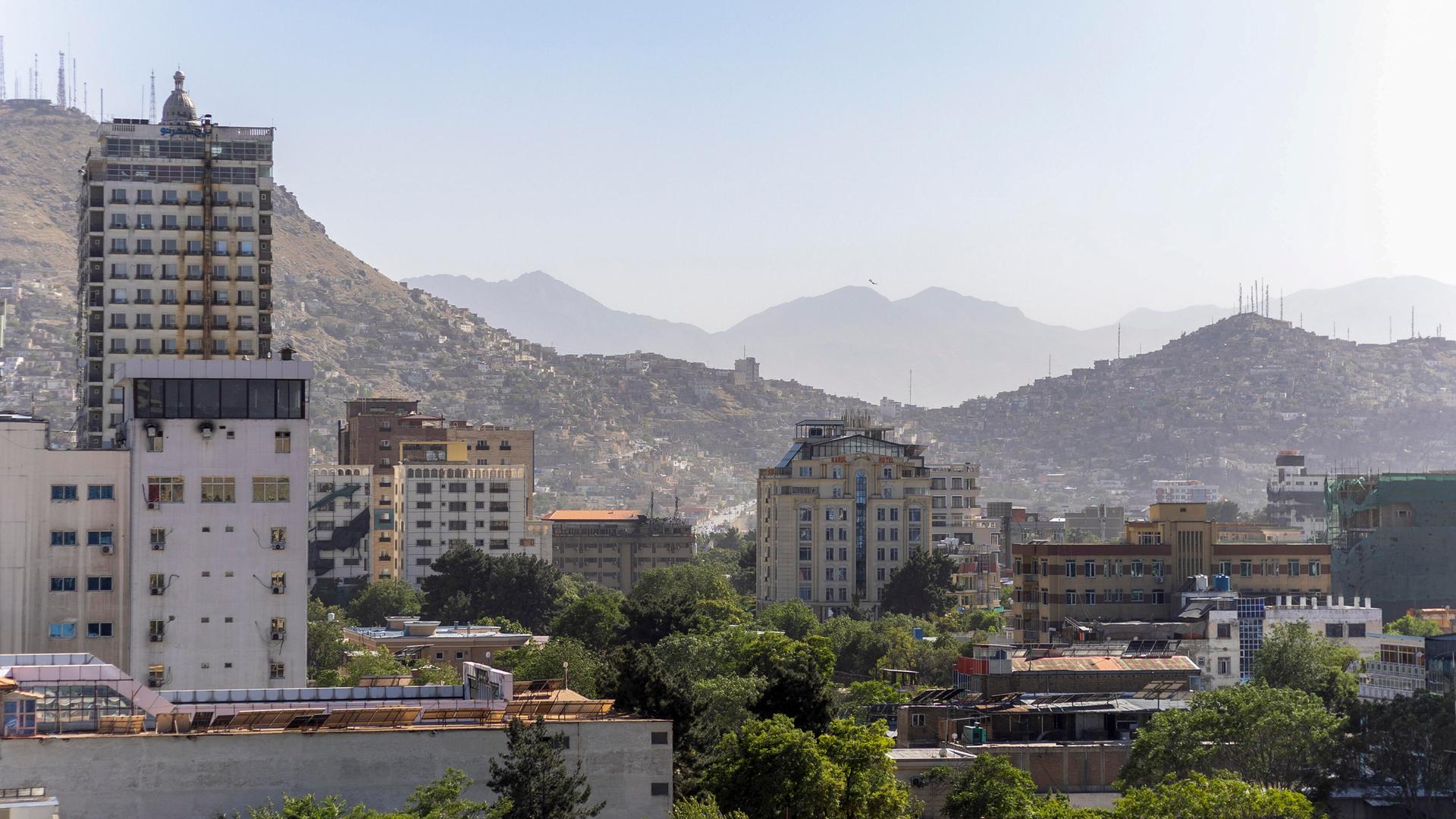 Wohngebäude in Afghanistans Haptstadt Kabul, auf den Bergen im Hintergrund sind Sendemasten zu sehen.