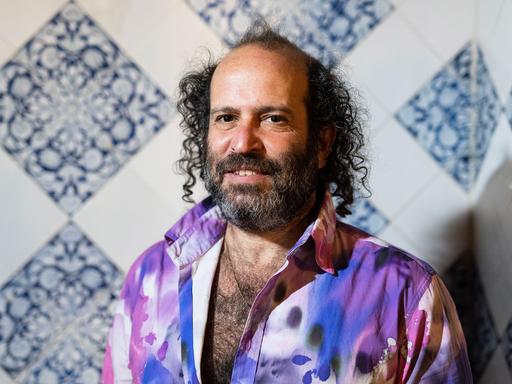 Tomer Gardi, Autor des Buches "Eine runde Sache" und Gewinner des Leipziger Buchpreises 2022, bei der Veranstaltung zur Vorstellung seines Buches im Literarischen Colloquium Berlin