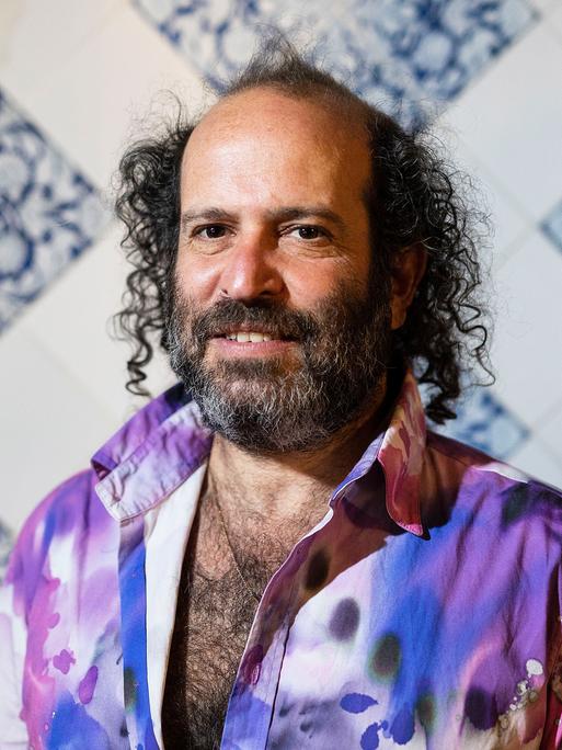 Tomer Gardi, Autor des Buches "Eine runde Sache" und Gewinner des Leipziger Buchpreises 2022, bei der Veranstaltung zur Vorstellung seines Buches im Literarischen Colloquium Berlin