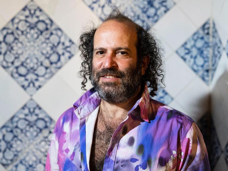 Tomer Gardi, Autor des Buches "Eine runde Sache" und Gewinner des Leipziger Buchpreises 2022, bei der Veranstaltung zur Vorstellung seines Buches im Literarischen Colloquium Berlin