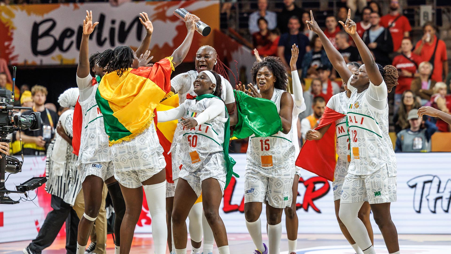 Die Basketball-Spielerinnen von Mali jubeln auf dem Spielfeld Die Basketball-Spielerinnen von Mali jubeln auf dem Spielfeld