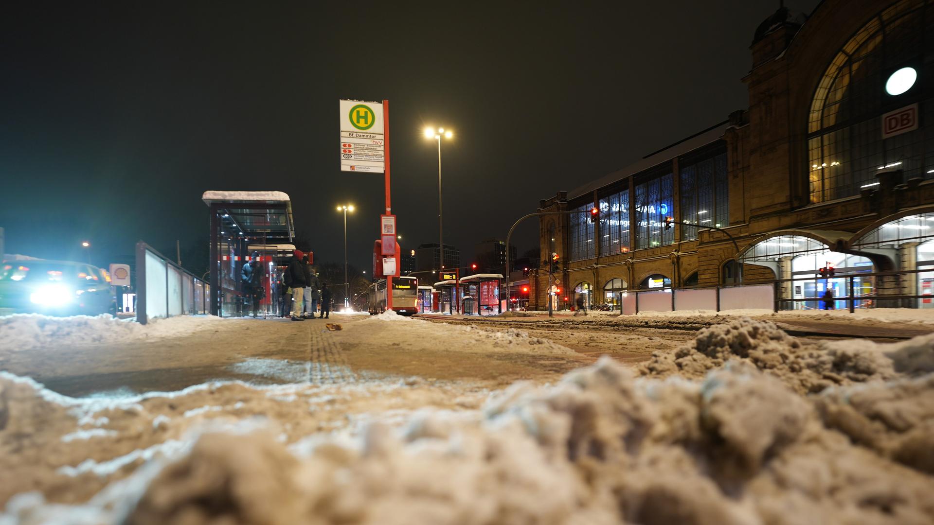 Linienbusse des HVV kommen am frühen Morgen an einer Haltestelle am Dammtor an. Am Straßenrand liegt geräumter Schnee. Linienbusse des HVV kommen am frühen Morgen an einer Haltestelle am Dammtor an. Am Straßenrand liegt geräumter Schnee.