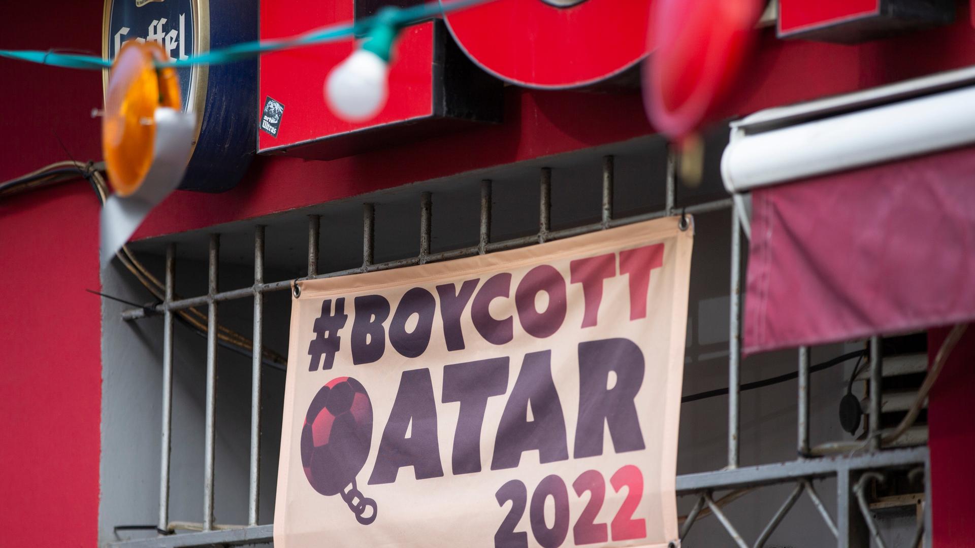 Die Kneipe Lotta in der Kölner Südstadt boykottiert die Fussball WM-Spiele in Katar und hat über dem Eingang ein Banner mit der Aufschrift "#Boycott Qatar 2022" aufgehängt. Die Kneipe Lotta in der Kölner Südstadt boykottiert die Fussball WM-Spiele in Katar und hat über dem Eingang ein Banner mit der Aufschrift "#Boycott Qatar 2022" aufgehängt.