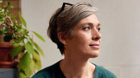 Ein Foto zeigt die Stadtforscherin Tatjana Schneider im Profil.
