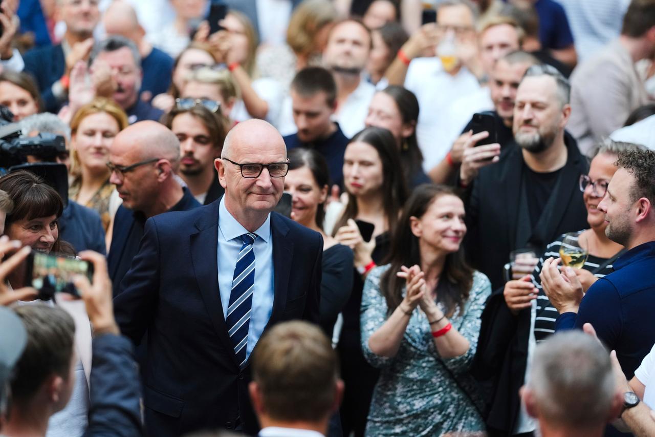 Dietmar Woidke kommt bei der Wahlparty der SPD an.