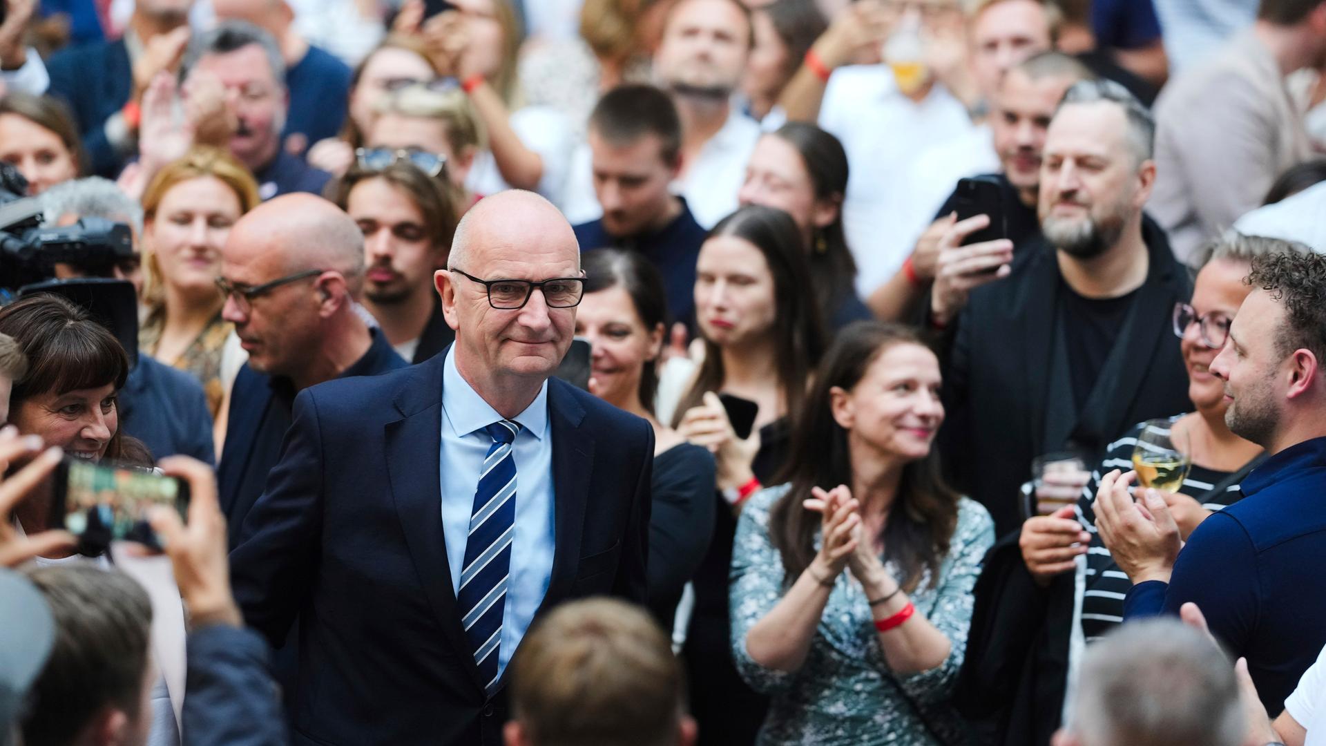 Dietmar Woidke kommt bei der Wahlparty der SPD an.