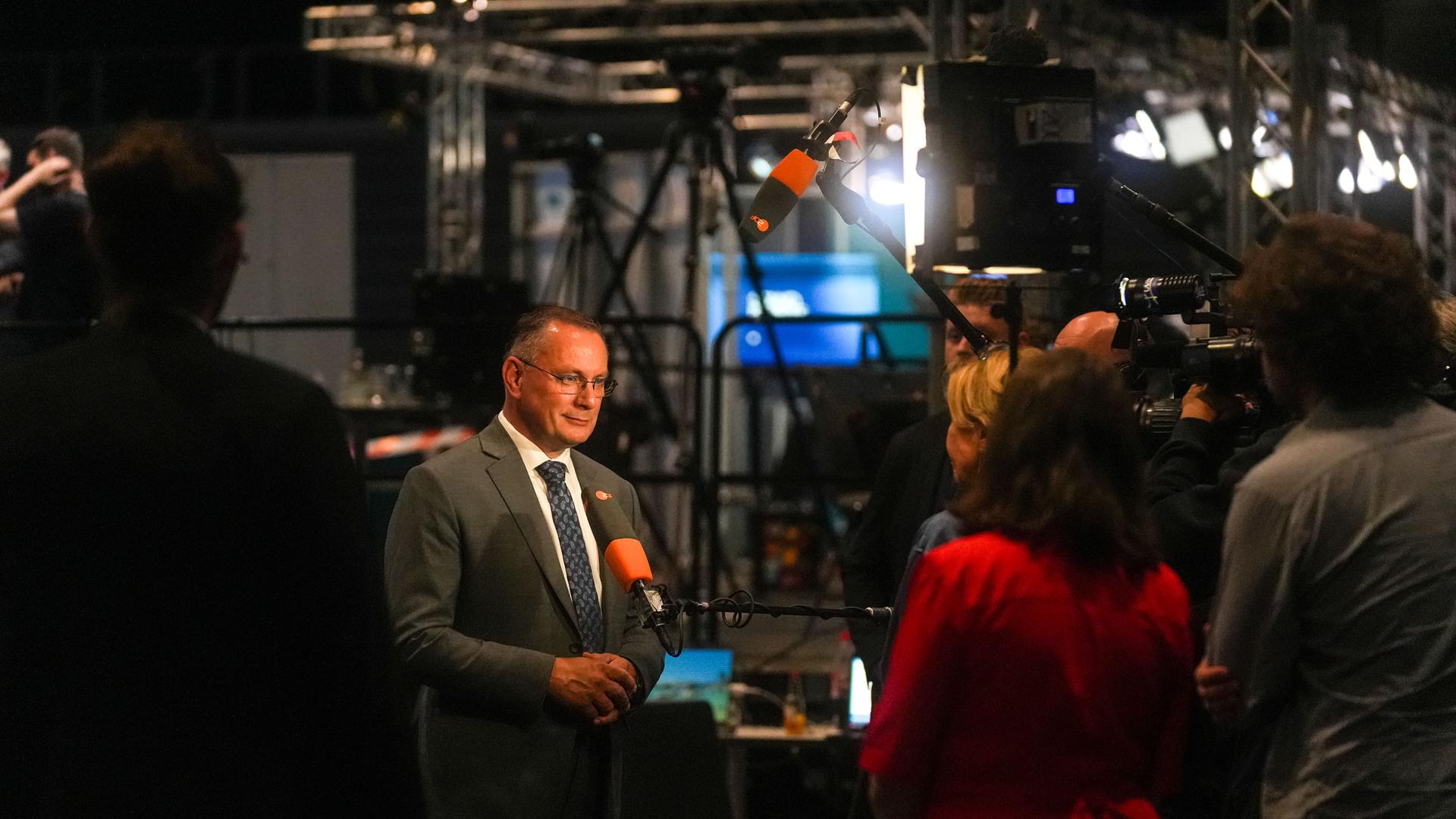 Tino Chrupalla, Bundessprecher der AfD, im Interview mit dem ZDF am Rande des Bundesparteitags am 05.07.2026 in Erfurt.
